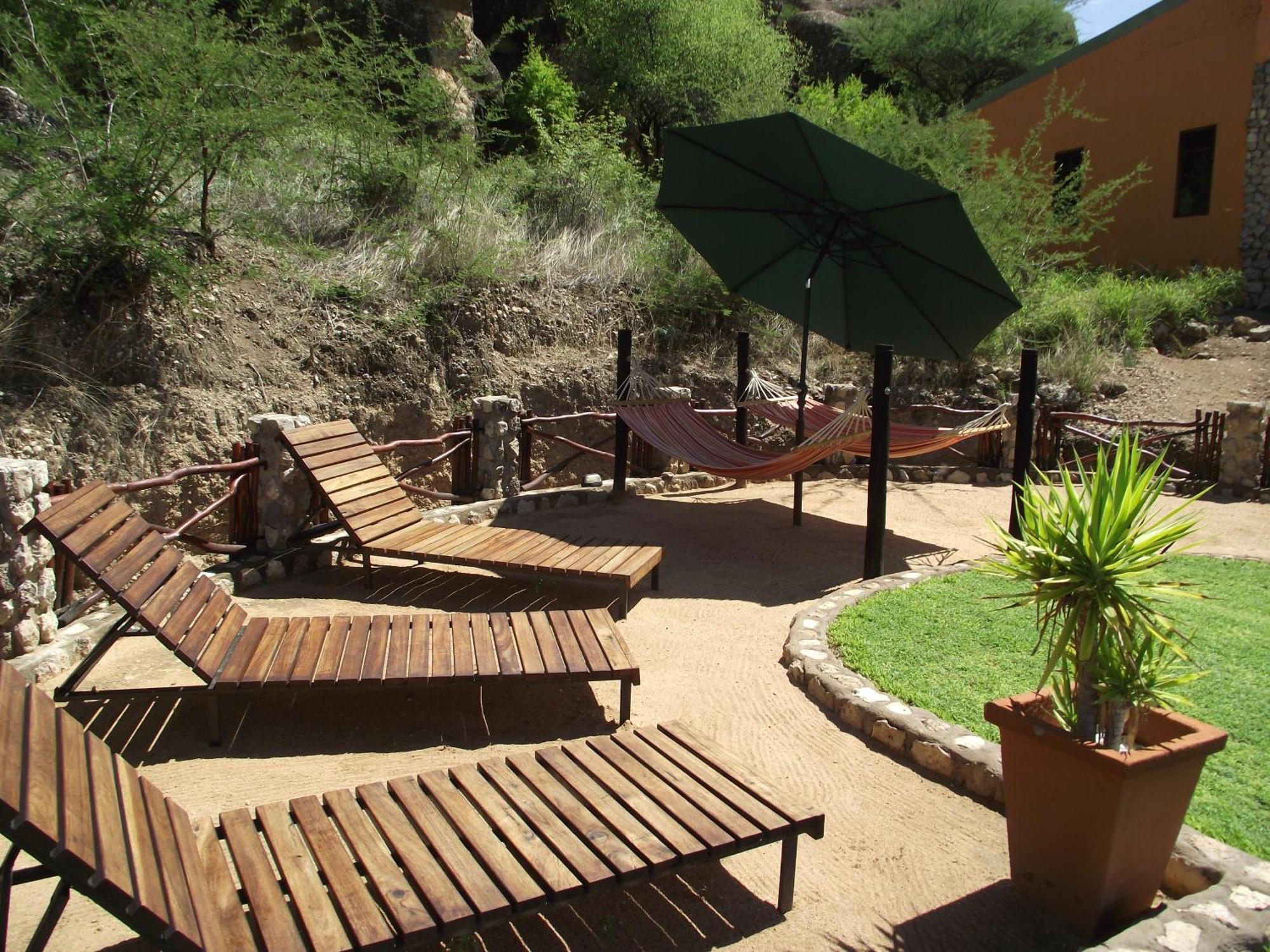 Villa Sasa Safari Camp & Tours à Outjo Extérieur photo