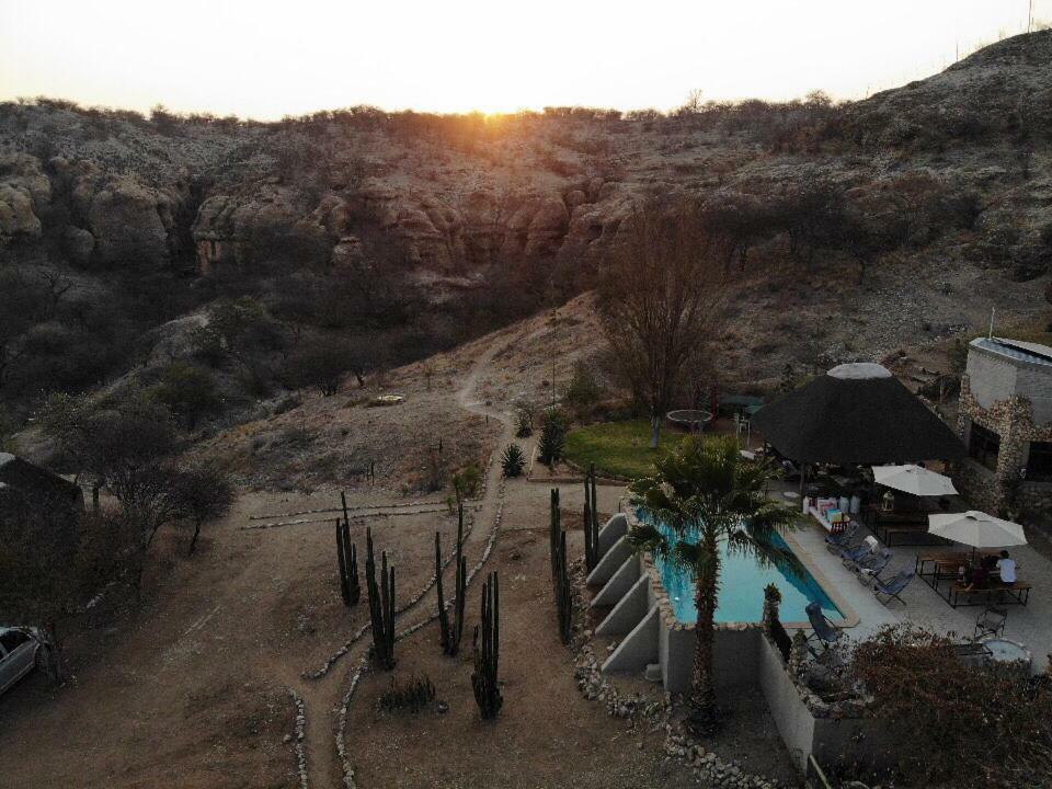 Villa Sasa Safari Camp & Tours à Outjo Extérieur photo